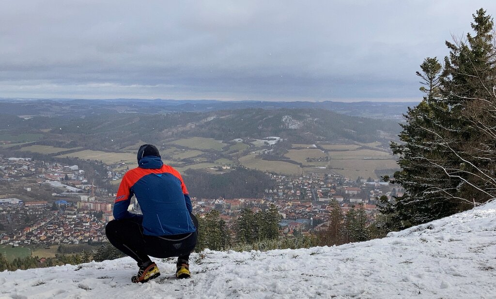 V pase běžeckých legín Dynafit Winter Running Tight jsou elastické kapsy na gely, telefon i bundu