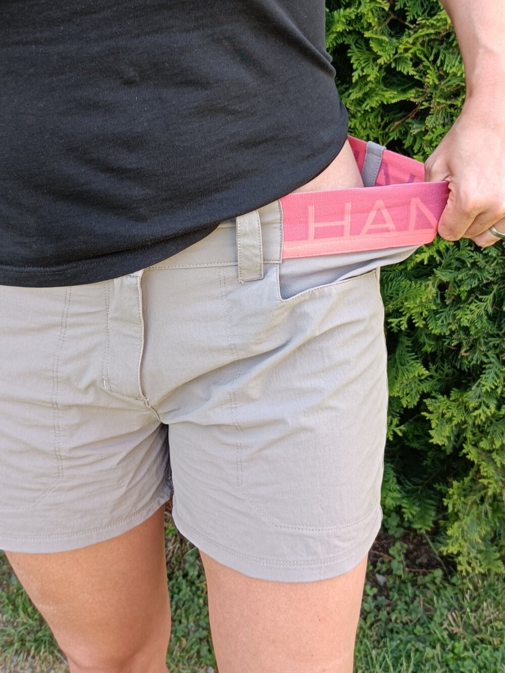 Gumový pásek se skvěle přizpůsobí a pěkně tvaruje postavu