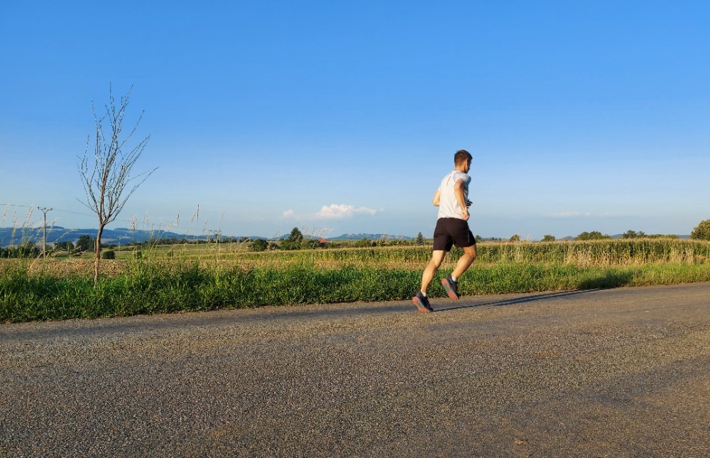 Tlumení Hoka Clifton 8 oceníte na ultra běhy, ale i delší procházky