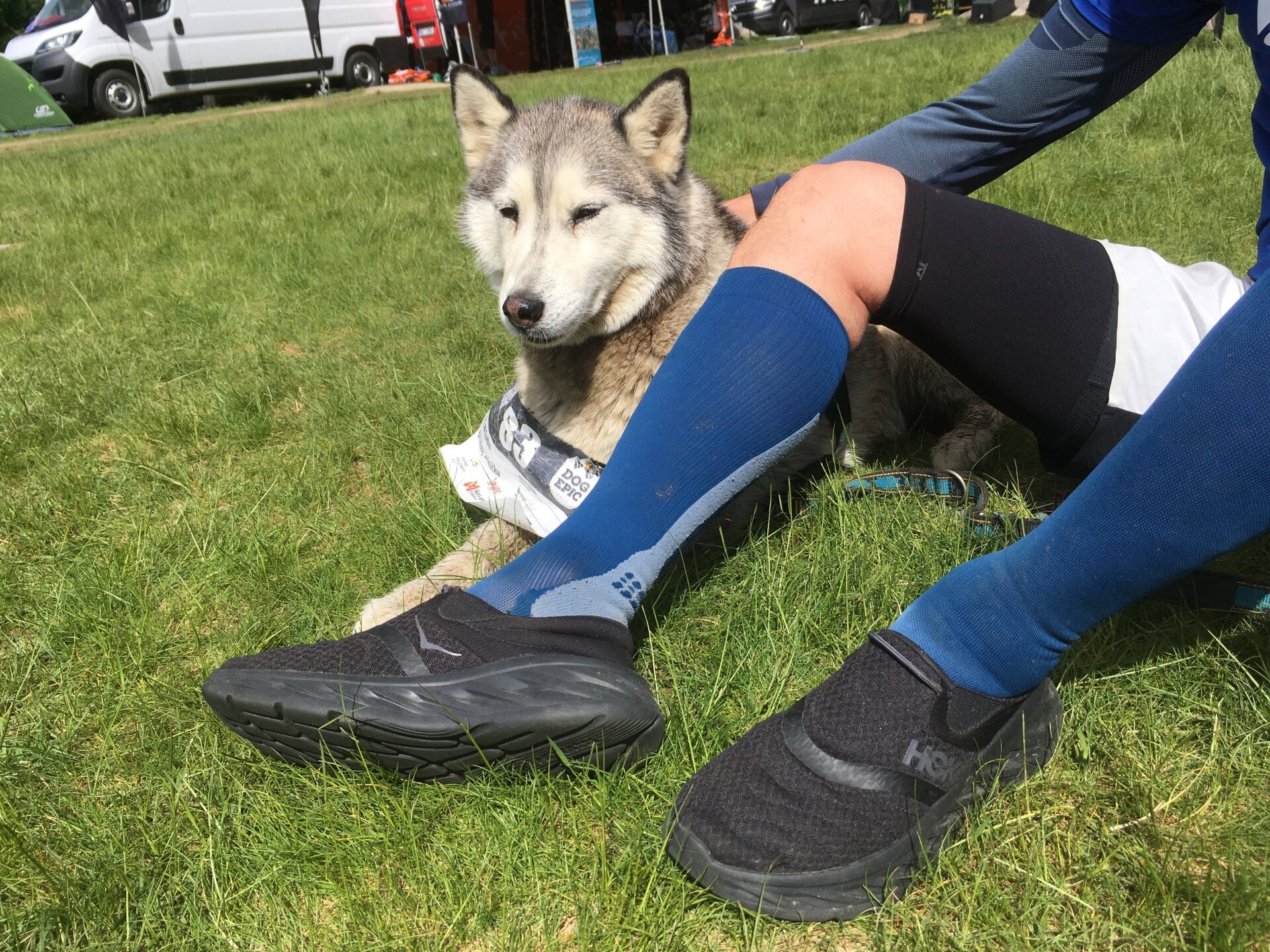 Hoka Ora Recovery Shoe 2 Hoka Ora Recovery Shoe 2 po doběhu závodu