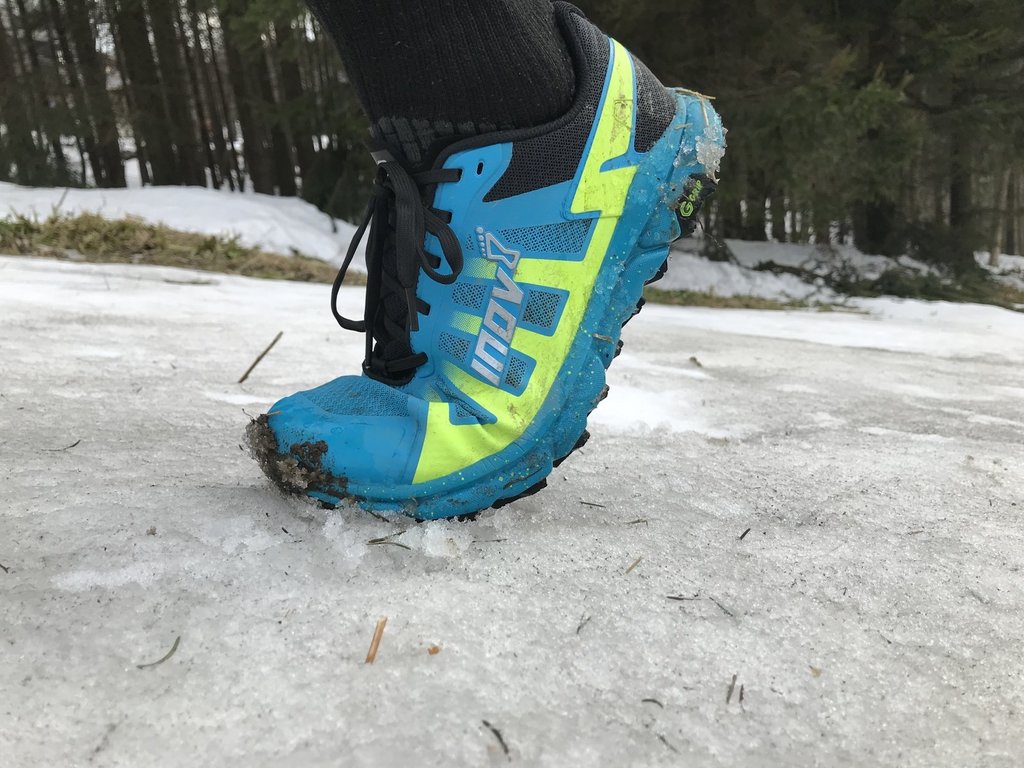 Pogumovaný lem chrání před vlhkostí a špínou, navíc podešev dokonale drží i na sněhu