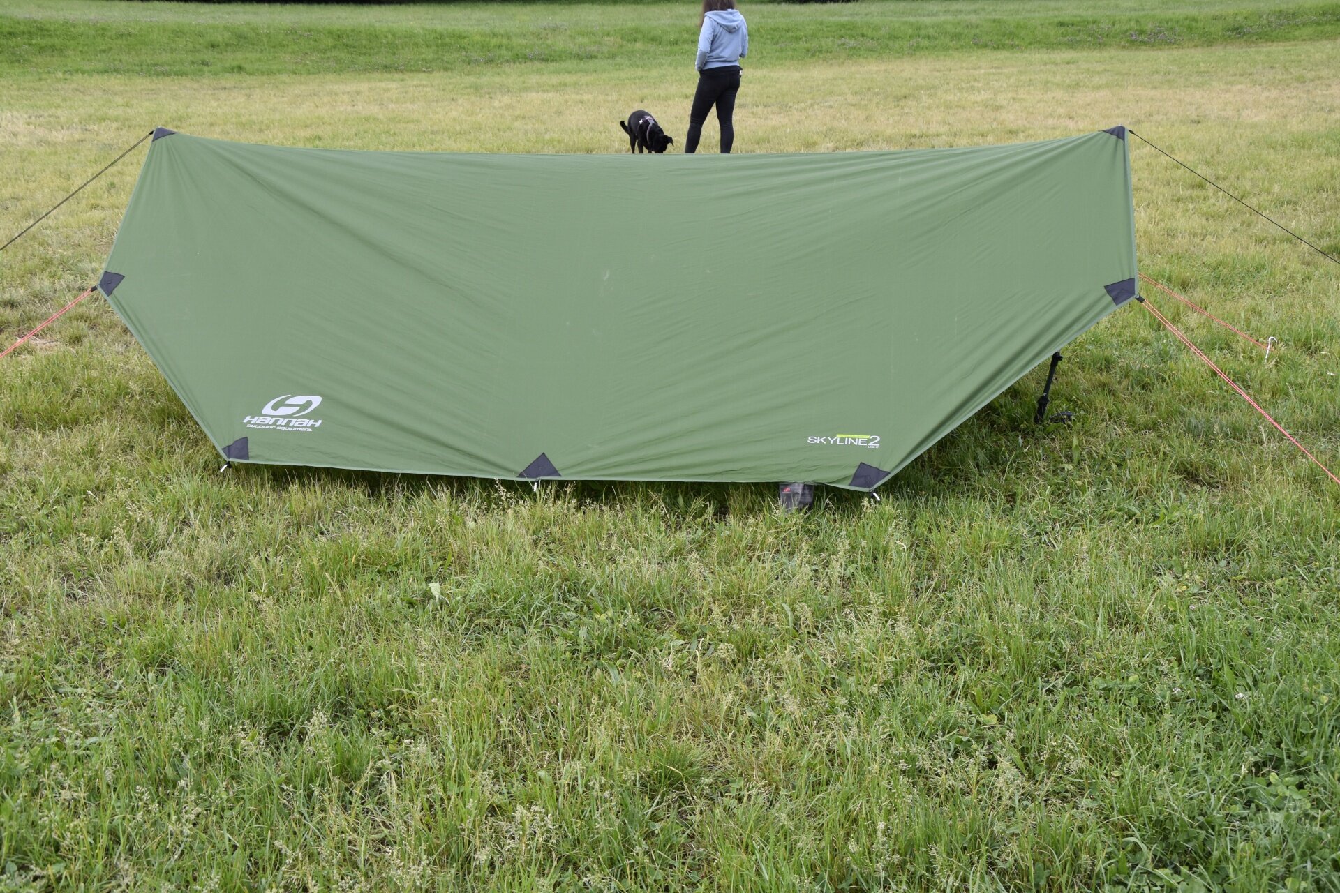 Hannah Skyline 2 Light postavený na trekových holích