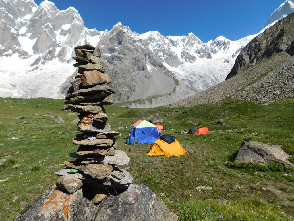 Expedice Muchu 2021 - BC pod Muchu Chhish s čortenem