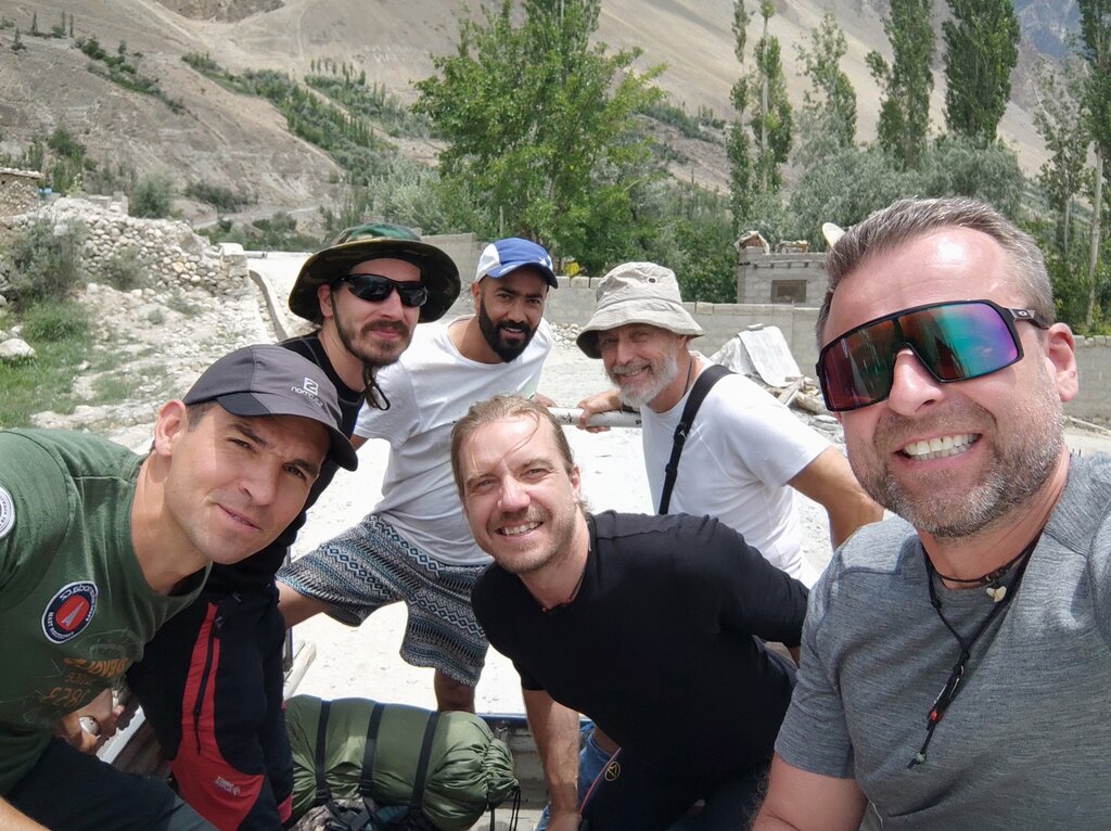 Odjezd české expedice Muchu 2021 z Aliabadu k treku pod Mramorovou horu