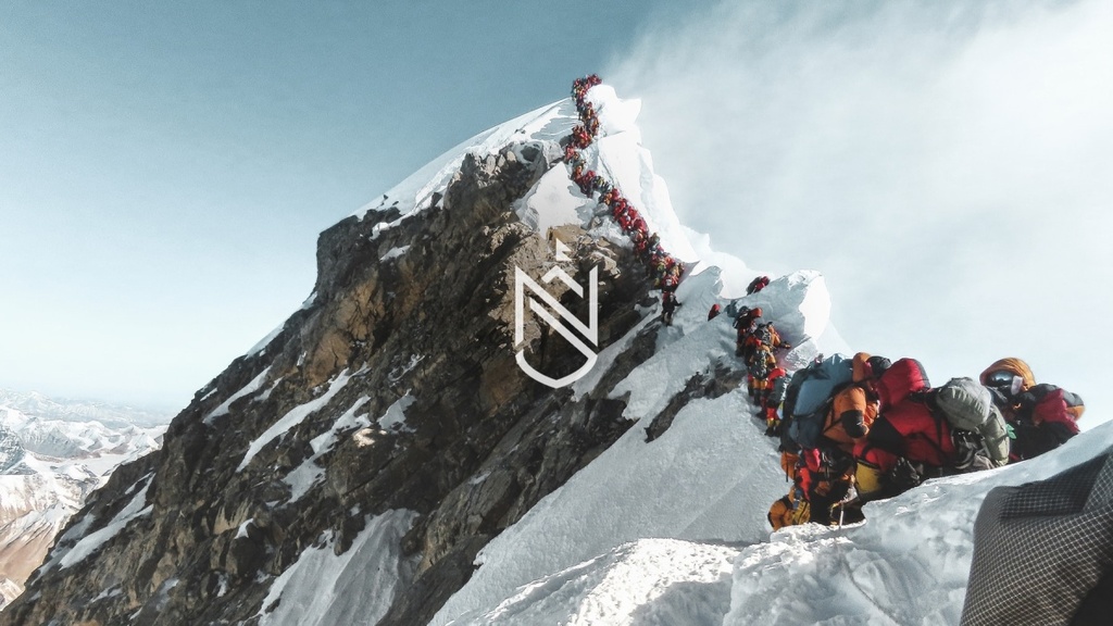 Ikonická fotografie co závratnou rychlostí obletěla svět poukazuje na napjatou situaci na nejvyšší hoře světa