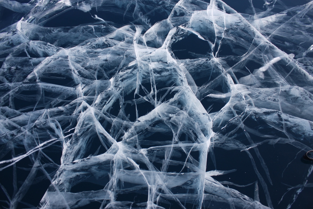 nádherné útvary vytvořené přírodou na zamrzlém jezeře Khövsgöl v Mongolsku