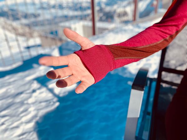 Icebreaker triko -Otvor na palec výborně drží rukáv na svém místě i při oblékání bundy nebo rukavic