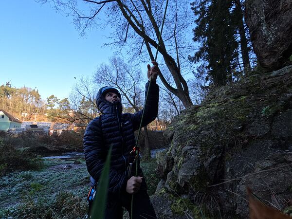 Pánská zateplovací bunda Rafiki Dante – dvoucestný zip a kapuce, která skvěle padne