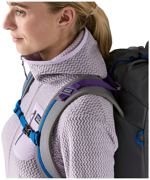 Posunuté ramenní švy pro pohodlí s batohem