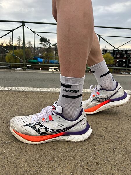 Pánské běžecké boty Saucony Endorphin Speed 4 – mezipodešev z PEBA pěny spolu s technologií Speedroll