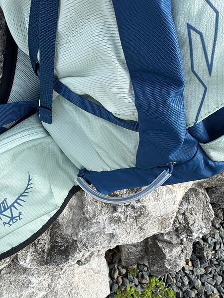 Batoh Osprey Talon 11 Man – úchyt na trekové hole Stow-on-the-Go™