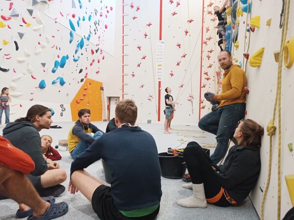 Úvodní kurz celého vzdělání horských vůdců IFMGA proběhl na stěně