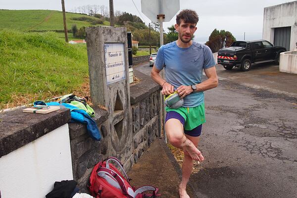 Důležité je mít dobré vybavení. Já mě např. velmi dobře sbalitelnou bundu, která se osvědčila při dešti i na hřebenech, kde příšerně foukalo