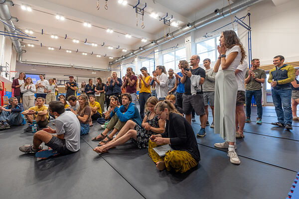 Přednášky, workshopy a diskuze na širokou řadu témat vztahujících se ke sportovnímu lezení