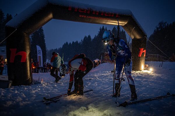 Do cíle ale závodníci dojížděli za tmy a s čelovkami