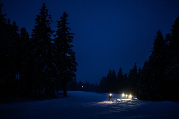 Start závodu Rock Point Šumavský rys 2026 je sice za světla, ale druhé kolo šla většina závodníků již za tmy