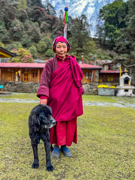 Rachen Gompa, rozsáhlý klášterní areál obývaný převážně buddhistickými mniškami