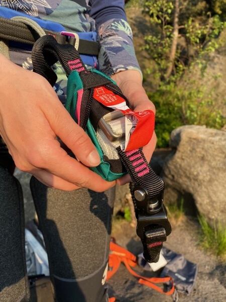 Tlumič pádu najdete schovaný v obalu, ale řiďte se heslem: na ferratách nepadat