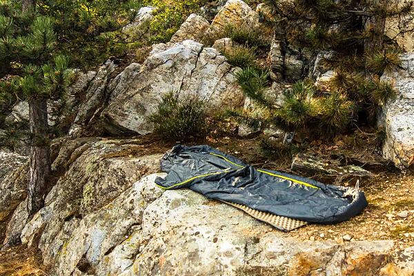 Hannah spacák Bike 100 velmi pěkně kombinuje klasickou šedou a výrazný zip