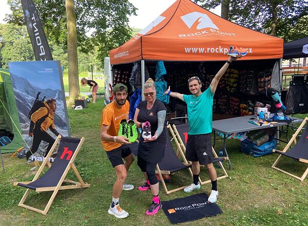 Běžecké boty na testování si půjčíte ve vybraných dnech na prodejnách nebo v rámci test days i v terénu u našeho Rock Point Running stánku