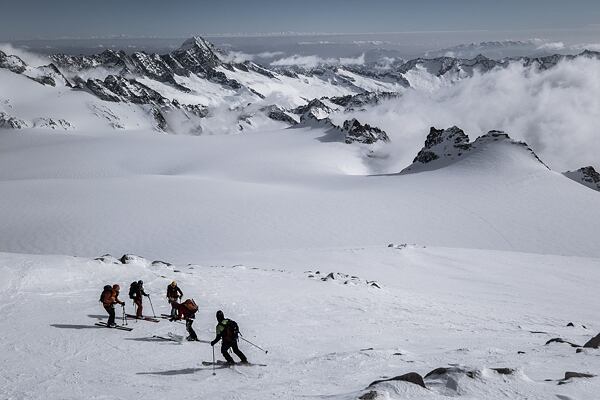 Po ledovci Adamello vedou k vrcholu pěkné skialpové trasy