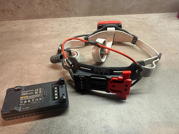 Čelovka BLACK DIAMOND DISTANCE 1500 - vyjmutí baterie je jednoduché