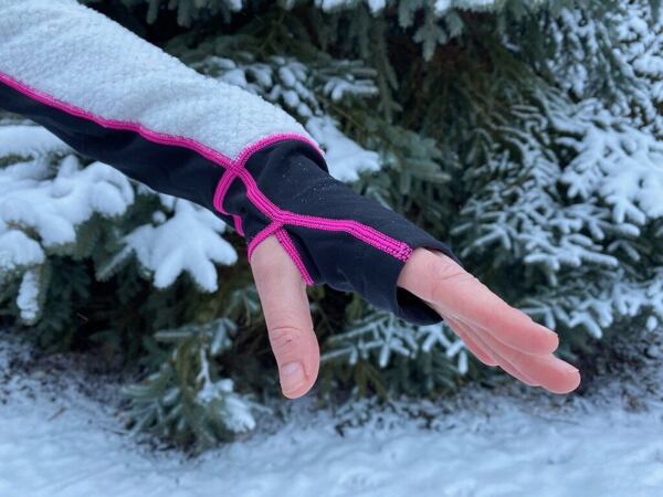 Crazy Pull Inspire - neškrtící zakončení rukávů delším strečovým lemem, který překrývá i klouby prstů a nechybí otvor na palec