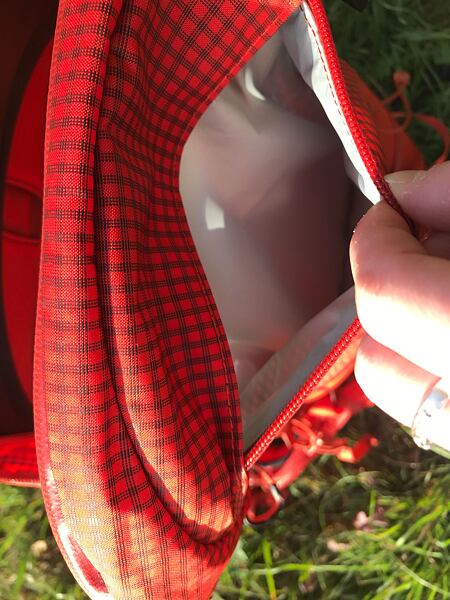 Batoh Osprey Tempest Pro 30 Lady – vnější kapsa s voděodolným zipem v horní části batohu