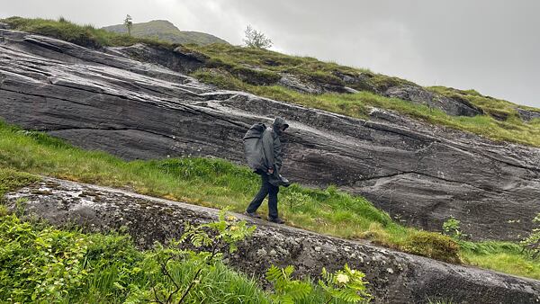 Na Lofotách se i v červnu bez nepromokavých ponč neobejdete