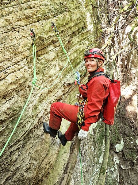 Jeskyně Želva (Breška, Shpella Breshkë, Turtle Cave) – nástup do slanění, první zatěžkávací zkouška pro nové lano (foto E. Janoušek)