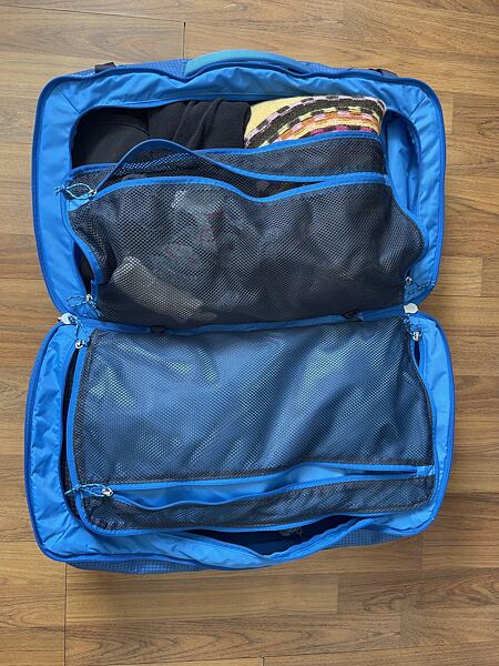 Taška Osprey Transporter Squffel 44 Uni – otevření tašky pomocí hlavního zipu a její jednotlivé sekce – síťované kapsy a plně podšitá spodní část pro ochranu a oddělení obsahu