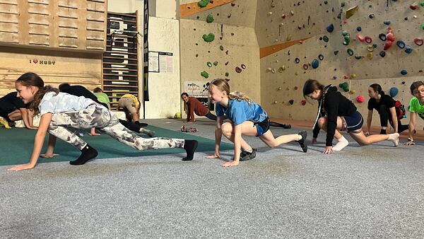 Učte děti se před lezením pořádně rozcvičit a zahřát svaly