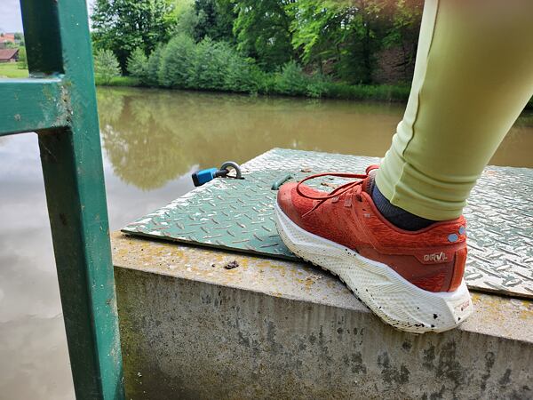 Dámské běžecké boty Salomon Aero Glide 3 GRVL – vysoké tlumení zajišťuje měkké dopady