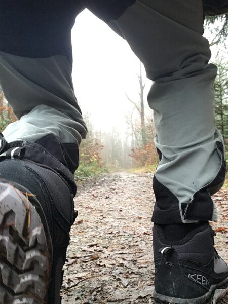 Pánské turistické boty KEEN HIGHTRAIL MID POLAR – poutko na patě pro pohodlnou manipulaci