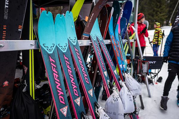 Půjčování skialpové výbavy bylo jedním z programu celého šumavského skialp dne zakončeného závodem Šumavský rys