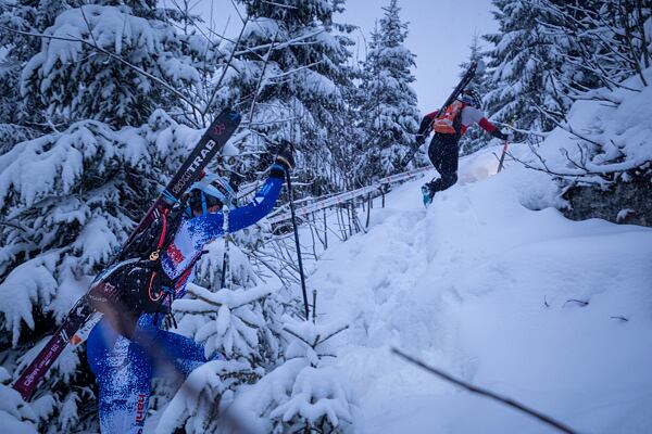 Závodníci museli před sjezdem dolů ještě zdolat krátký průsmyk na botách