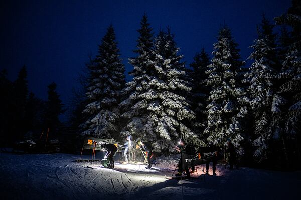 Po vystoupání na vrchol Špičáku čekal závodníky úsek na botách a teprve poté mohli sundat pásy a sjet dolů