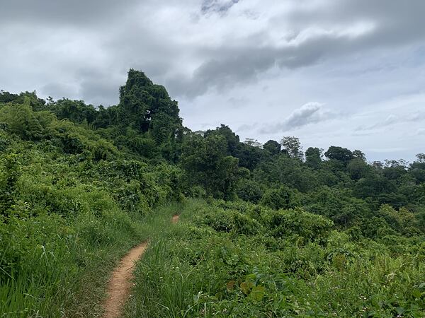 Trek ostrovem Nosy Komba směřujícím na nejvyšší bod ostrova
