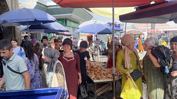 Místní život na trhu v Tádžikistánu