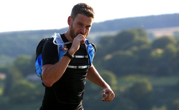 Hydratace je při běhu důležitá, vybavení však musí dobře sednout. Hadička pítka by neměla nikde plandat, běžné je uchycení magnetkem a kotvícími gumičkami