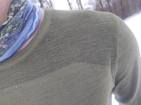 Detail na přechod mezi tlustší a tenčí vrstvou v&nbsp;horní části trupu trika Smartwool Intraknit Thermal