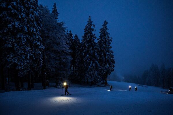 Závod Šumavský rys startoval ještě za světla, do cíle ale závodníci dojížděli za tmy a s čelovkami