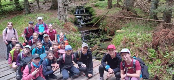 Jedni z výherců soutěže Stezka Českem pro školy - 4. ZŠ Plzeň, přímo na Stezce