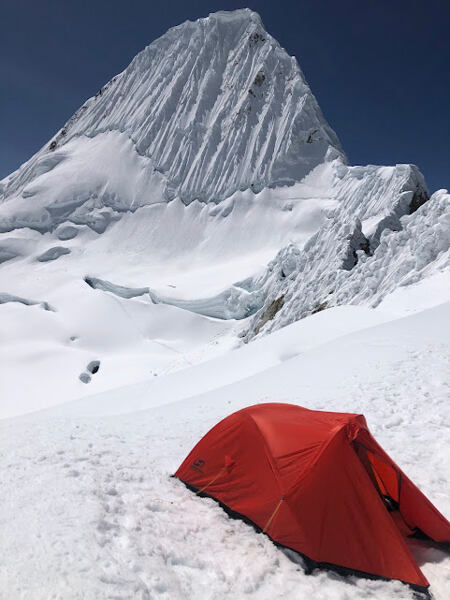 Alpamayo high camp - právě tady vznikají ty nejhezčí fotky s pohledem na slavnou jihozápadní stěnu