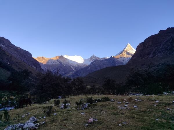 Výhled z Alpamayo base camp - západem slunce osvícené Artesonraju