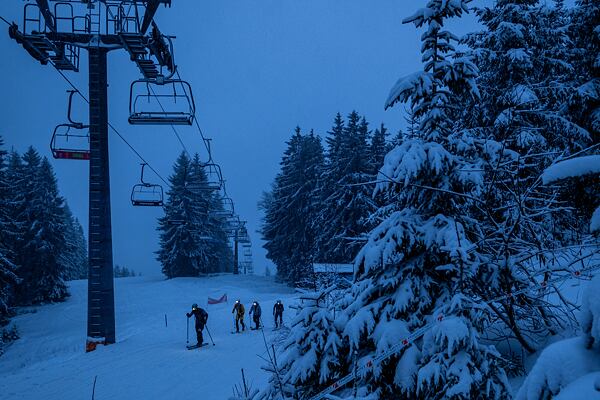 Skialpový hobby závod Rock Point Šumavský rys 2026 sice odstartoval za světla, ale do cíle i do druhého kola šlo mnoho závodníků už za tmy