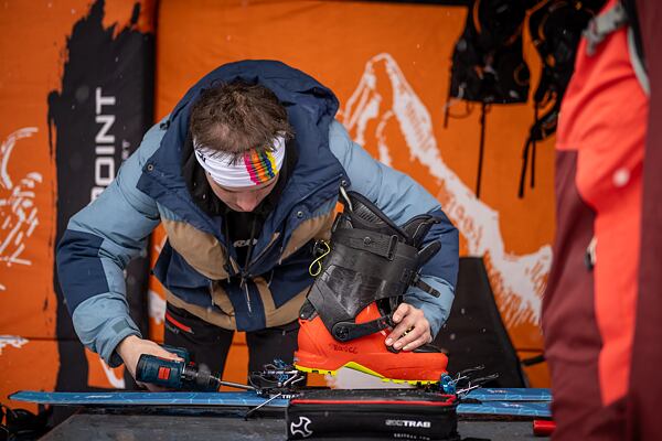 Rock Point skialp station po celý den připravovala skialpové vybavení pro testování všem zájemcům