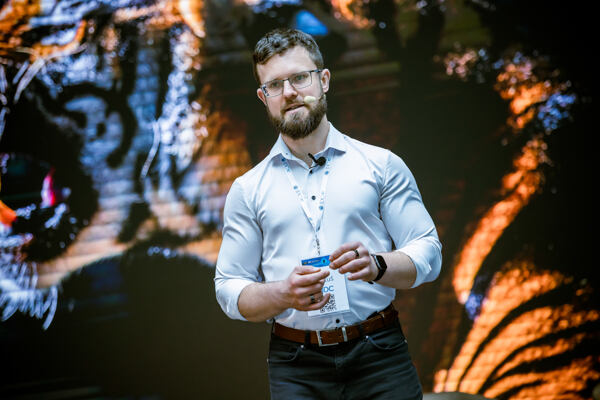 Libor Mattuš, biohacker při jedné ze svých přednášek