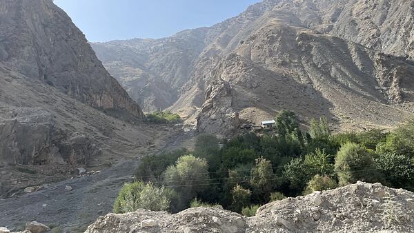 Přístupové cesty na start treku se klikatí mezi prašnými horami