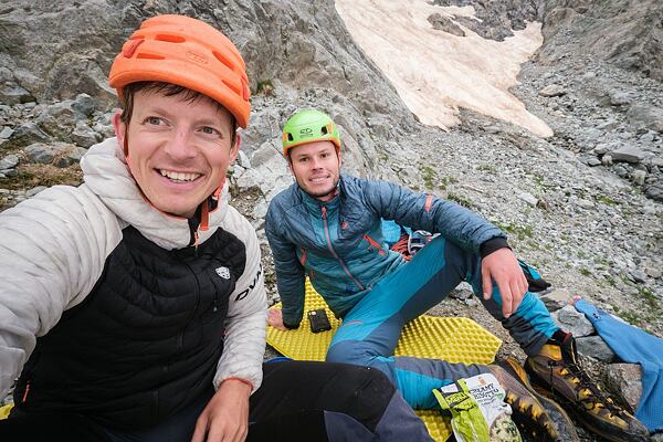 Jakub Cejpek (vlevo) a Lukáš Klingora před večeří v bivaku v 3100 metrech